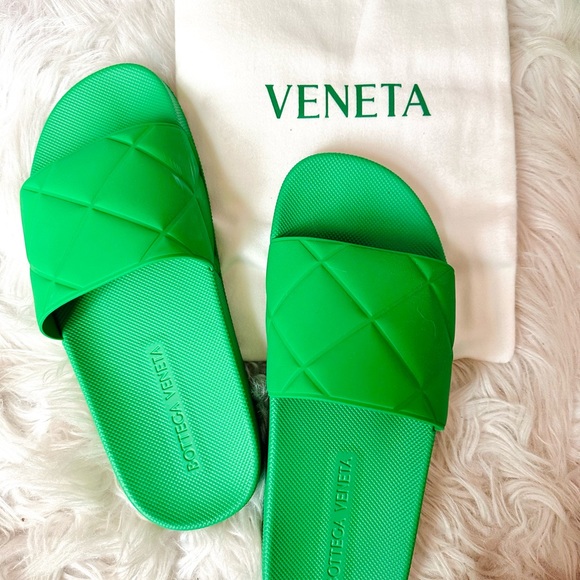 Bottega Veneta Puffy Pool Slide - Picture 3 of 3